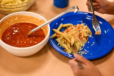 In den Thüringer Kommunen liegen die Kosten für ein Schulessen im Schnitt zwischen 3,50 Euro und 5,00 Euro. Foto: Jens Kalaene/d