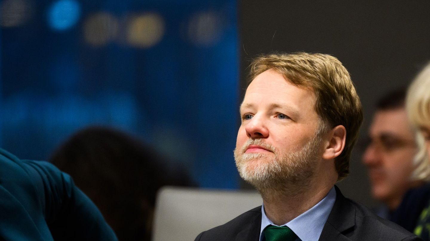 Minister Heere greift in die Steuerdebatte ein und warnt vor überzogenen Erwartungen beim Bürgergeld. (Archivbild) Foto: Julian