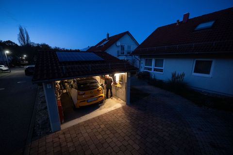 Auto-Akkus als Stromspeicher: Laut dem Energieversorger Eon können immer mehr E-Autos den gespeicherten Strom nicht nur selbst v