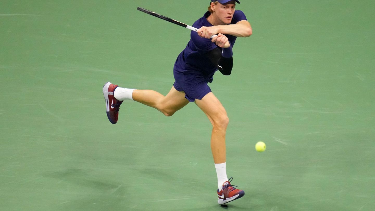 Jannik Sinner behielt gegen Felix Auger-Aliassime trotz Problemen die Oberhand. Foto: Kirsty Wigglesworth/AP/dpa