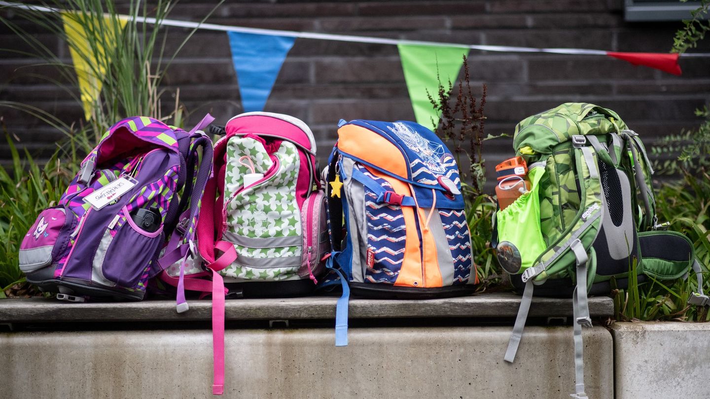 In Schleswig-Holstein starten etwa 24.700 Erstklässlerinnen und Erstklässler ins Schuljahr. (Symbolbild) Foto: Bernd Thissen/dpa