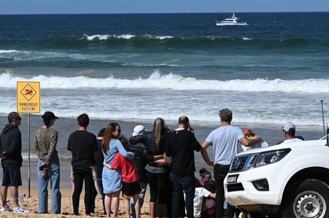 Familienangehörige und Freunde trauerten am Strand um das Opfer. Foto: Dean Lewins/AAP/dpa