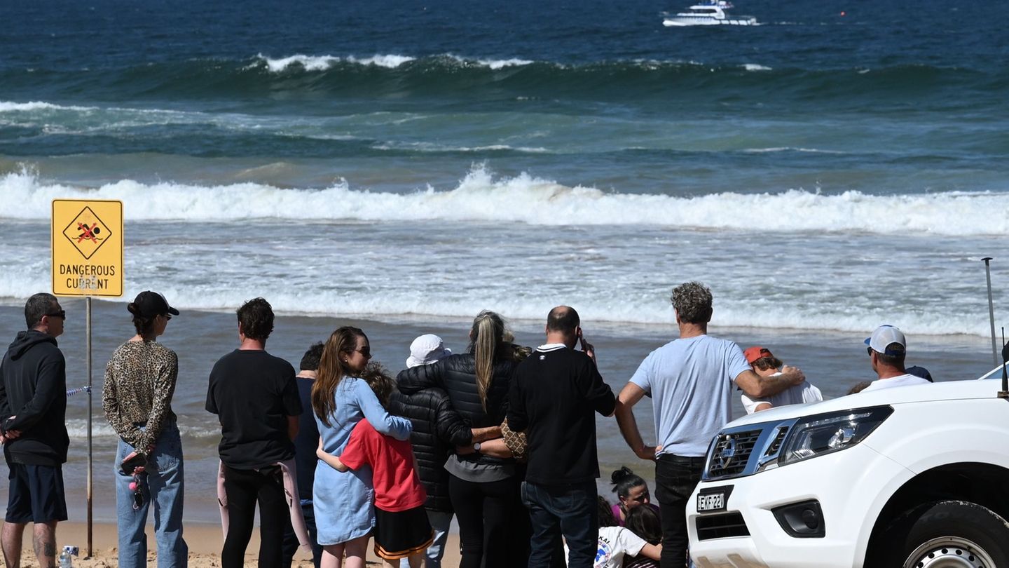 Familienangehörige und Freunde trauerten am Strand um das Opfer. Foto: Dean Lewins/AAP/dpa