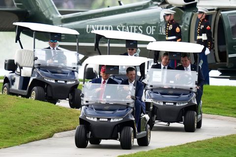 US-Präsident Donald Trump, begleitet von seinem Sohn Eric Trump, trifft am Trump National Doral ein