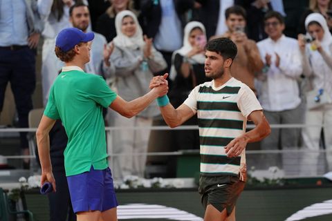 Jannik Sinner (l) und Carlos Alcaraz (r) stehen sich zum dritten Mal nacheinander im Endspiel eines Grand-Slam-Turniers gegenübe