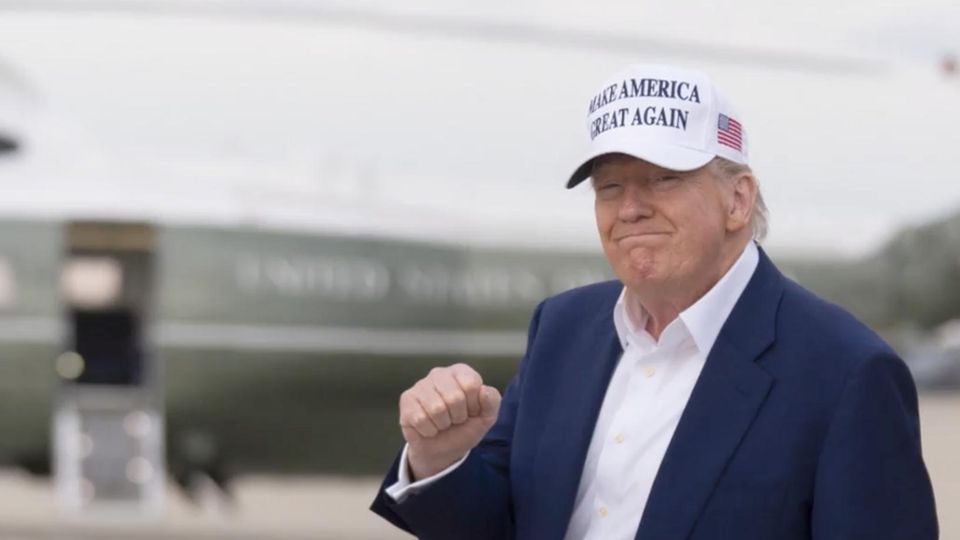 Was Privatanleger von der Strategie des US-Präsidenten lernen können Trump hebt die Faust vor der Air Force One