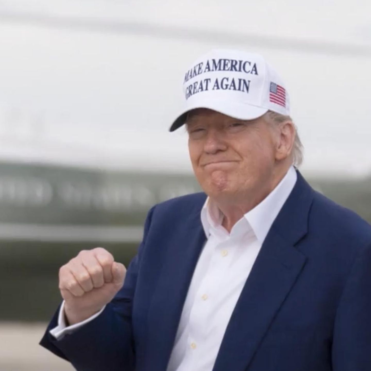 Trump hebt die Faust vor der Air Force One