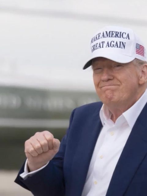 Trump hebt die Faust vor der Air Force One