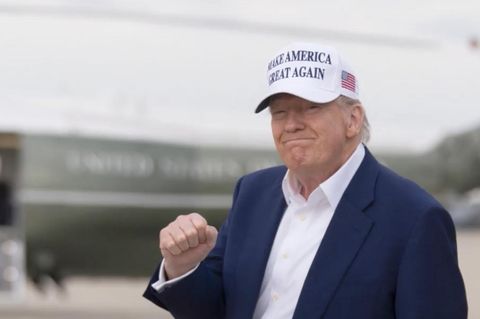 Trump hebt die Faust vor der Air Force One