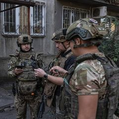 Mitglieder der Spezialeinheit "Engel" der Ukraine, die Zivilisten und Soldaten aus von Russland besetzten Gebieten evakuiert