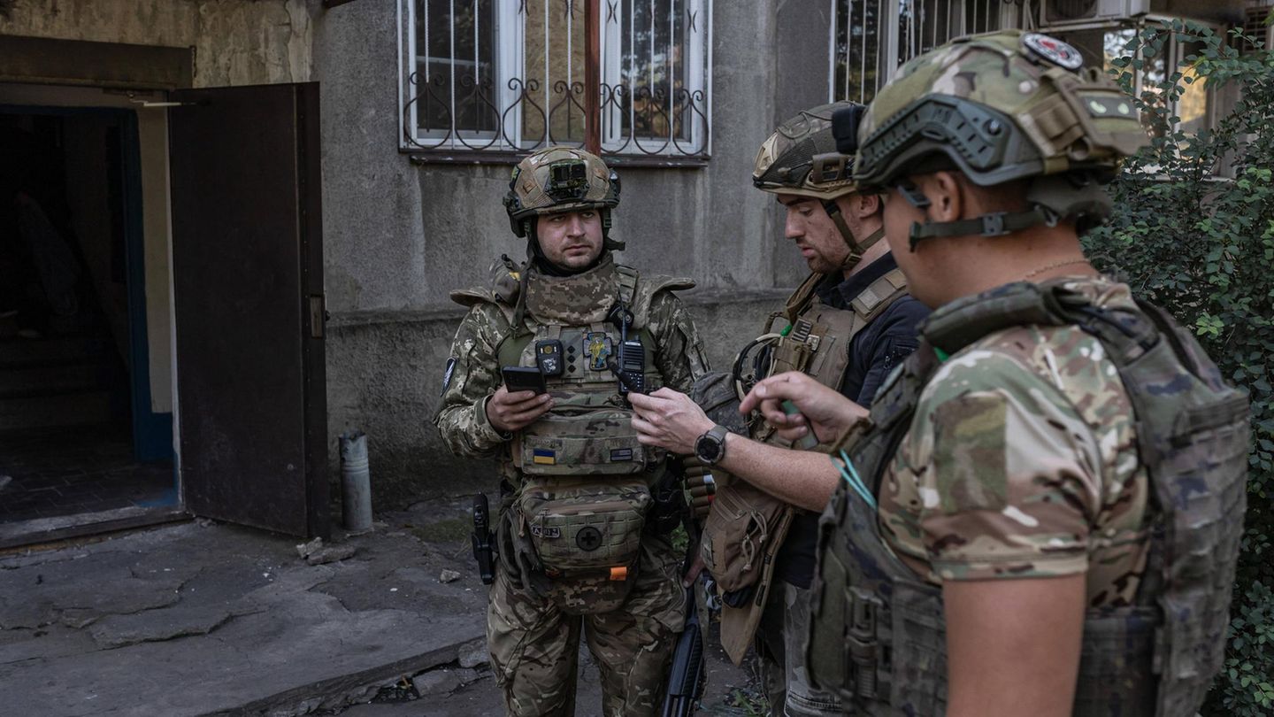 Ukrainian soldiers hide for years in the hostile area