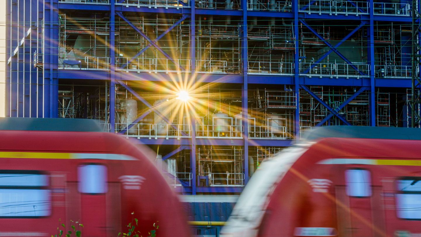 Sonniges Wetter mit hohen Temperaturen am Wochenende in Hessen. (Archivbild) Foto: Andreas Arnold/dpa