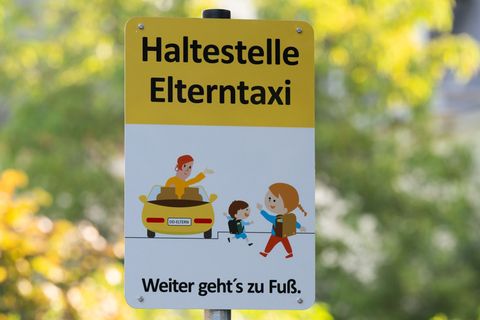 Für Schulen sind die "Elterntaxis" oft eine Herausforderung. (Archivbild) Foto: Sebastian Kahnert/dpa
