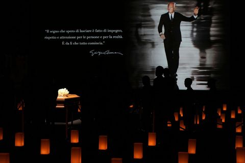 Der Sarg steht in dem Saal, in dem Giorgio Armani früher seine Modeschauen abnahm. Foto: Antonio Calanni/AP/dpa