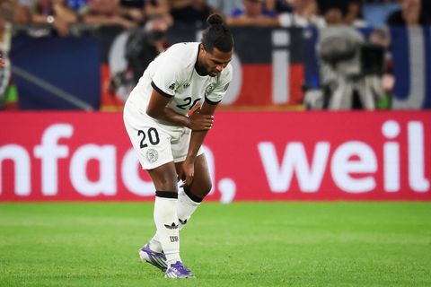 Serge Gnabry fasst sich in Bratislava an den verletzten linken Arm. Foto: Christian Charisius/dpa