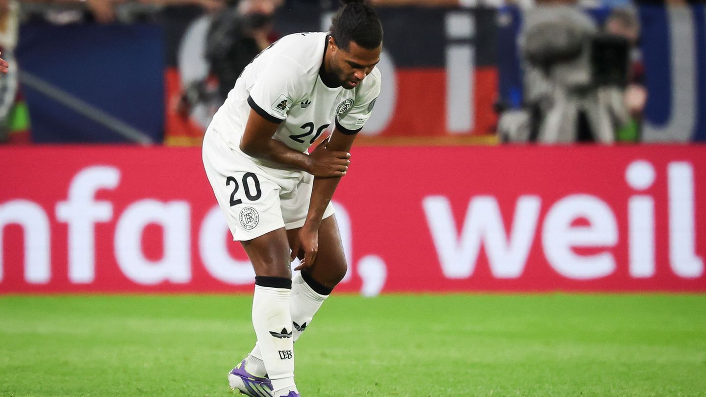 Serge Gnabry fasst sich in Bratislava an den verletzten linken Arm. Foto: Christian Charisius/dpa