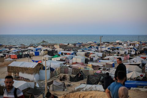 Israels Armee hat die jetzt schon überfüllte Zeltstadt Al-Mawasi zum Zufluchtsort für die Zivilisten der Stadt Gaza erklärt. (Ar