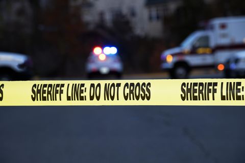 Polizei, Rettungskräfte und ein Absperrband mit der Aufschrift "Sheriff Line: Do Not Cross" – Symbolbild Schuss Illinois