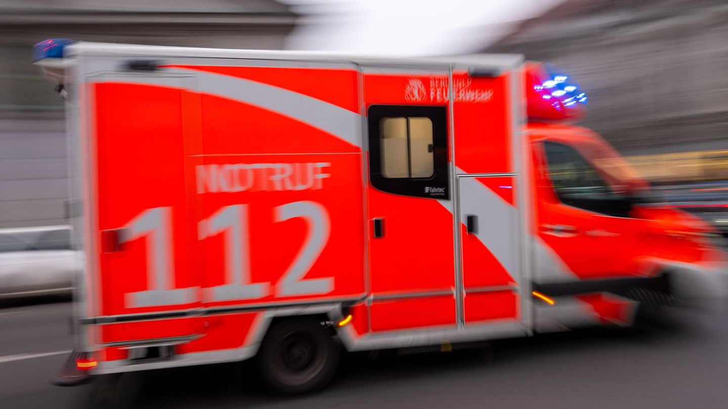 Ein verunglückter Motorradfahrer wird in Berlin-Spandau von Rettungskräften reanimiert (Symbolbild). Foto: Monika Skolimowska/dp