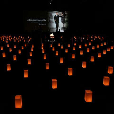 Mailand, Italien. Giorgio Armanis Sarg steht im Teatro Armani – dem Saal, in dem der Modemacher früher seine Modeschauen abhielt. Armani wohnte nur einige Häuser weiter, in einer der elegantesten Straßen der Millionenstadt im Norden Italiens. Jetzt nimmt Italien Abschied von einem seiner größten Designer. Tausende stehen Schlange, um zu seinem Sarg zu kommen