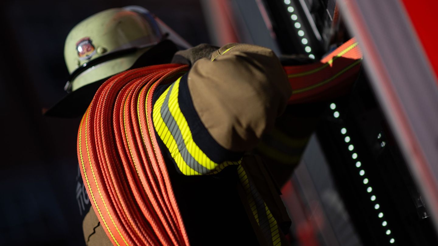 Drei Feuerwehrleute wurden verletzt. (Symbolbild) Foto: Marijan Murat/dpa