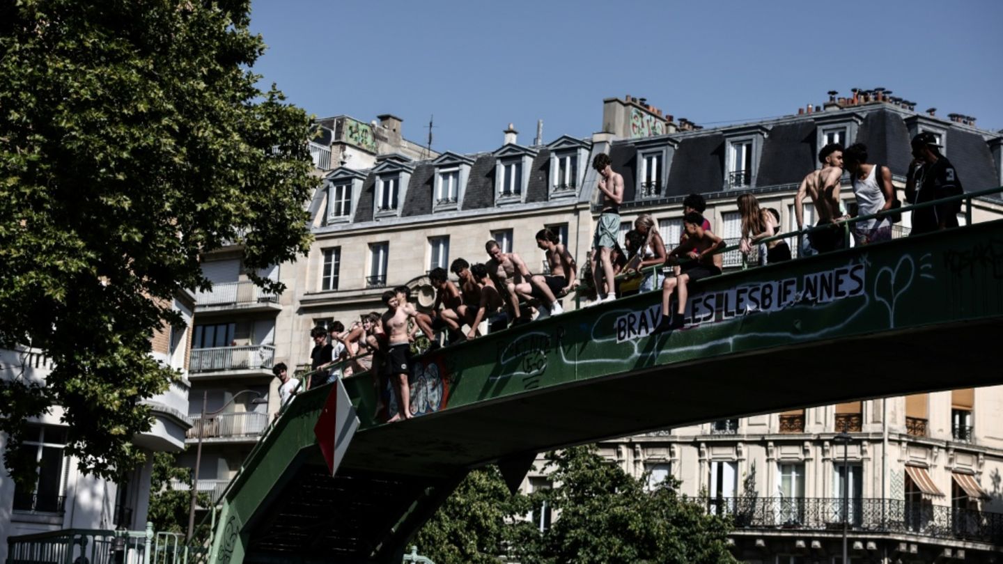 Kinder und Jugendliche auf einer Brücke in Paris