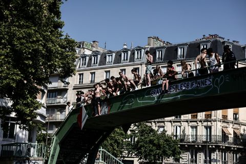 Kinder und Jugendliche auf einer Brücke in Paris