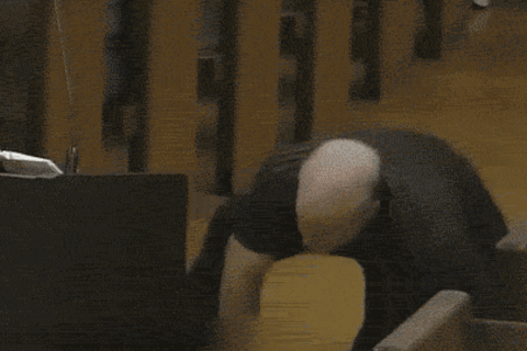 Ein Mann tanzt Breakdance.