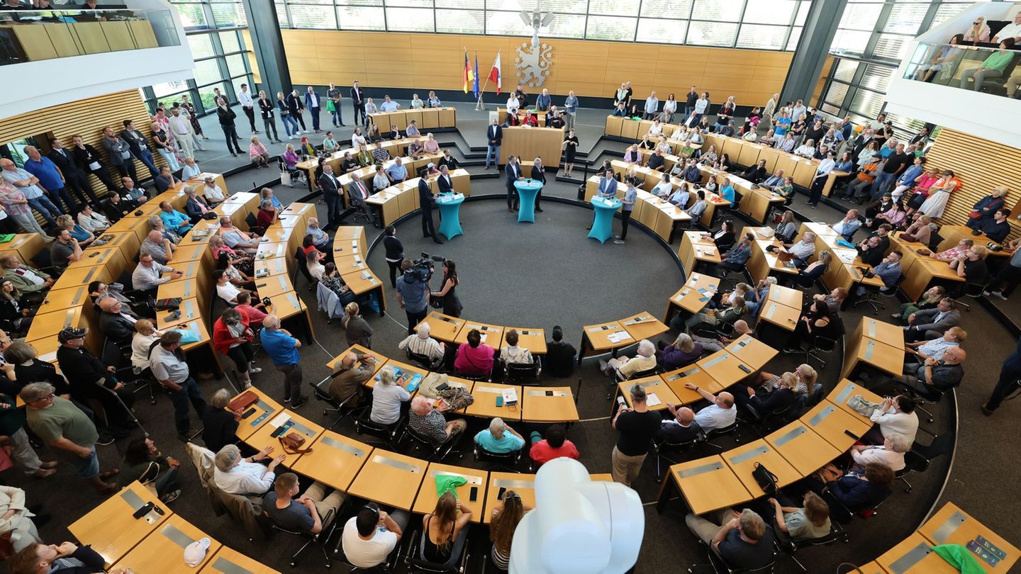Zur Diskussionsrunde mit den Fraktionschefs war der Plenarsaal voll besetzt. Foto: Bodo Schackow/dpa