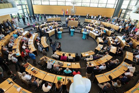 Zur Diskussionsrunde mit den Fraktionschefs war der Plenarsaal voll besetzt. Foto: Bodo Schackow/dpa