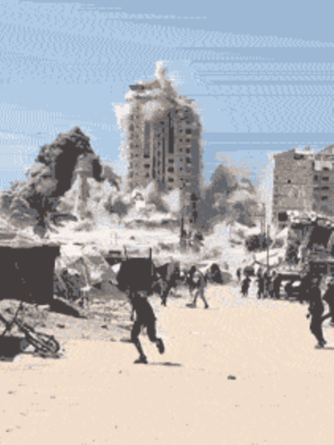 Ein Hochhaus in Gaza stürzt ein.