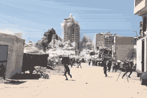 Ein Hochhaus in Gaza stürzt ein.