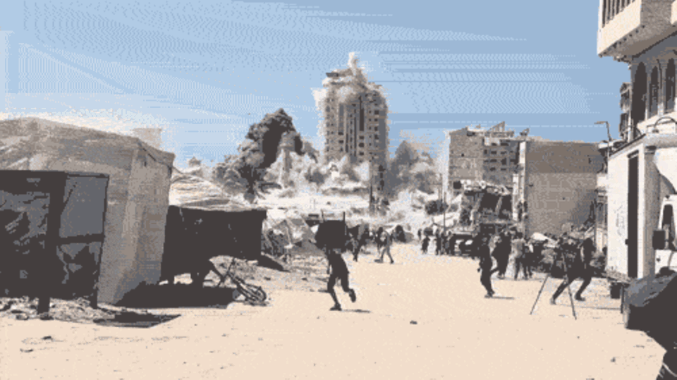 Israel sprengt Muschtaha Tower in Gaza Ein Hochhaus in Gaza stürzt ein.