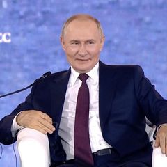 Putin lächelt.