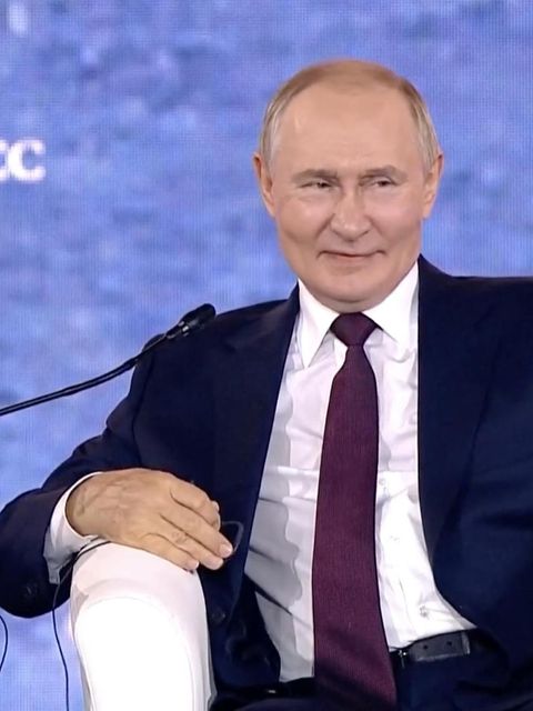 Putin lächelt.