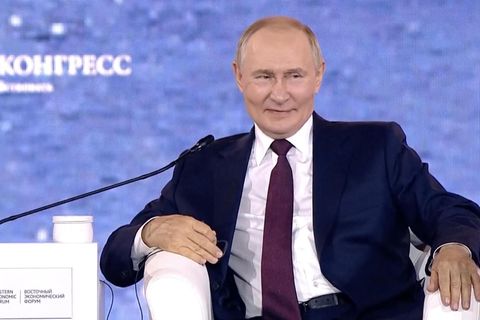 Putin lächelt.