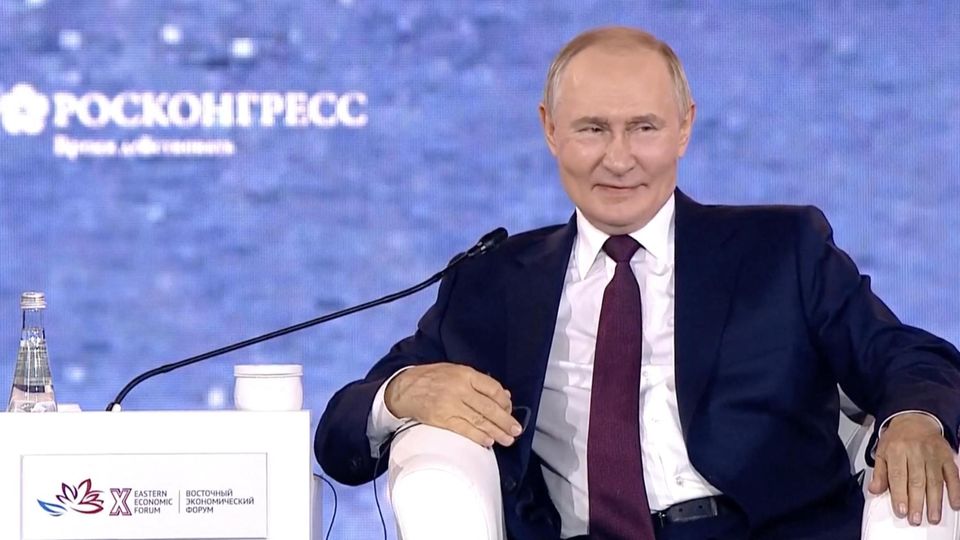 Kreml-Chef widerspricht Minister: Putin belächelt Wirtschaftsfrage einsilbig Putin lächelt.