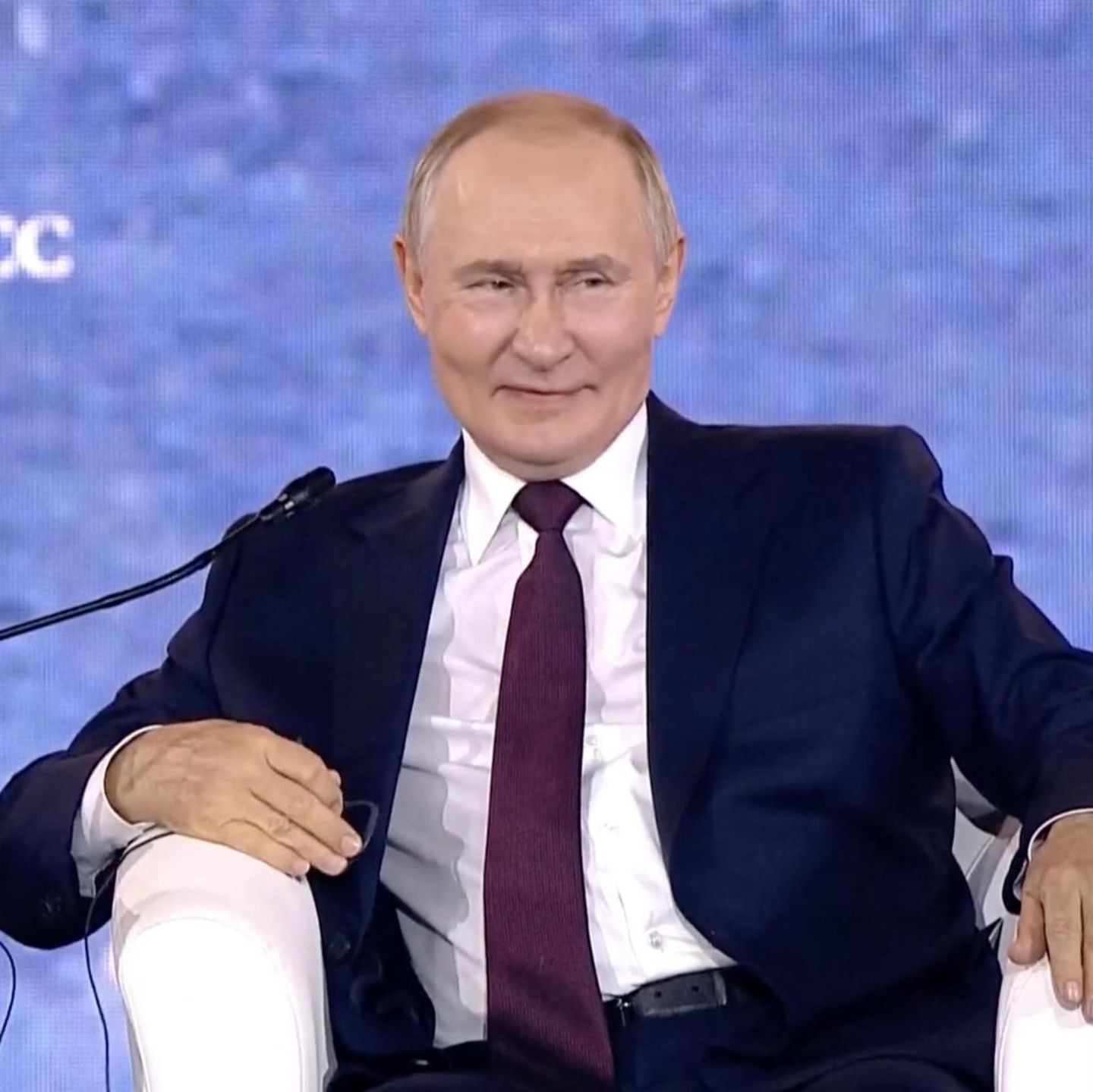 Putin lächelt.