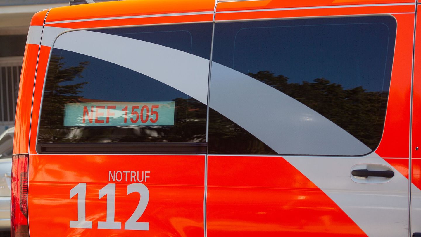 Unbekannte überfallen einen Jugendlichen und brechen ihm die Nase (Symbolbild). Foto: Fernando Gutierrez-Juarez/dpa