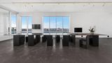 Eines der Highlights ist der 7,3 Meter lange Metall-Konferenztisch, der mit einem Kran in das Penthouse geliefert werden musste
