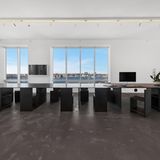 Eines der Highlights ist der 7,3 Meter lange Metall-Konferenztisch, der mit einem Kran in das Penthouse geliefert werden musste