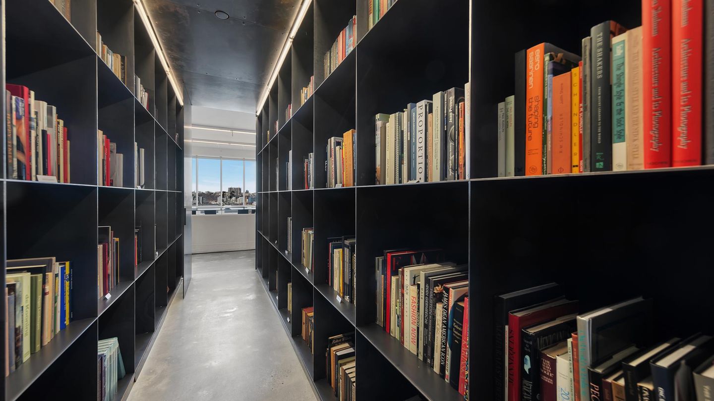 Auch für Bücher ist jede Menge Platz in dem von Architekten Richard Gluckman im Jahr 2006 gestalteten Office