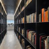 Auch für Bücher ist jede Menge Platz in dem von Architekten Richard Gluckman im Jahr 2006 gestalteten Office