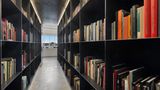 Auch für Bücher ist jede Menge Platz in dem von Architekten Richard Gluckman im Jahr 2006 gestalteten Office