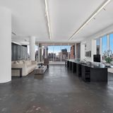 Die Räumlichkeiten umfassen rund 307 Quadratmeter große Büroflächen, die sich über die gesamte Etage verteilen