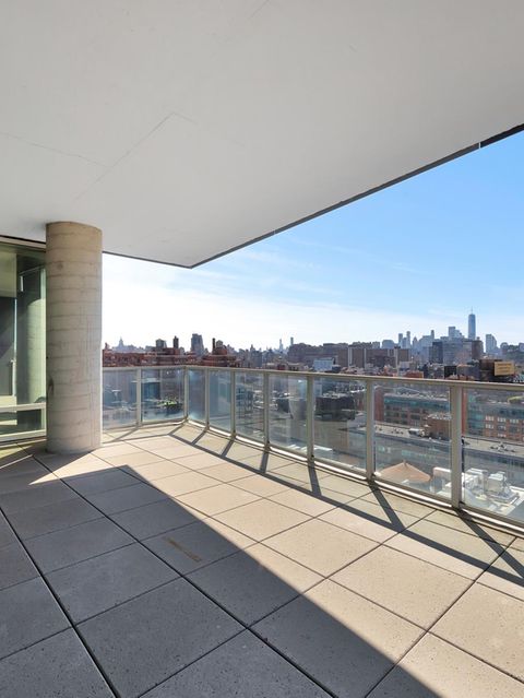 Die großzügige Terrasse bietet einen wundervollen Blick auf den Hudson River