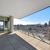 Die großzügige Terrasse bietet einen wundervollen Blick auf den Hudson River