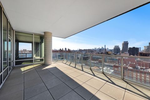 Die großzügige Terrasse bietet einen wundervollen Blick auf den Hudson River