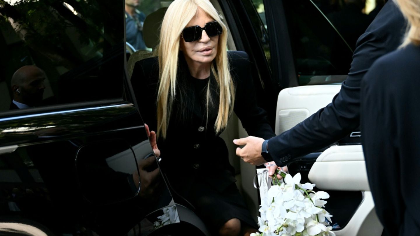 Die Modeschöpferin Donatella Versace bei ihrer Ankunft