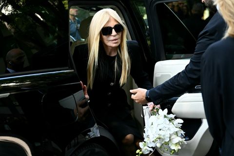 Die Modeschöpferin Donatella Versace bei ihrer Ankunft